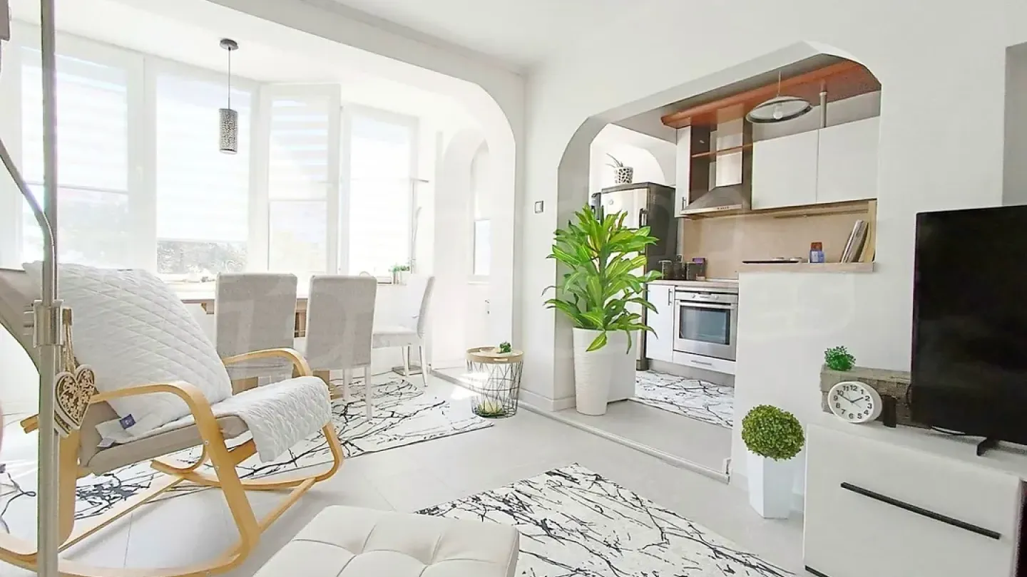 Spacious, Renovated Varna Apartment with Stunning Sea Views - Image 1