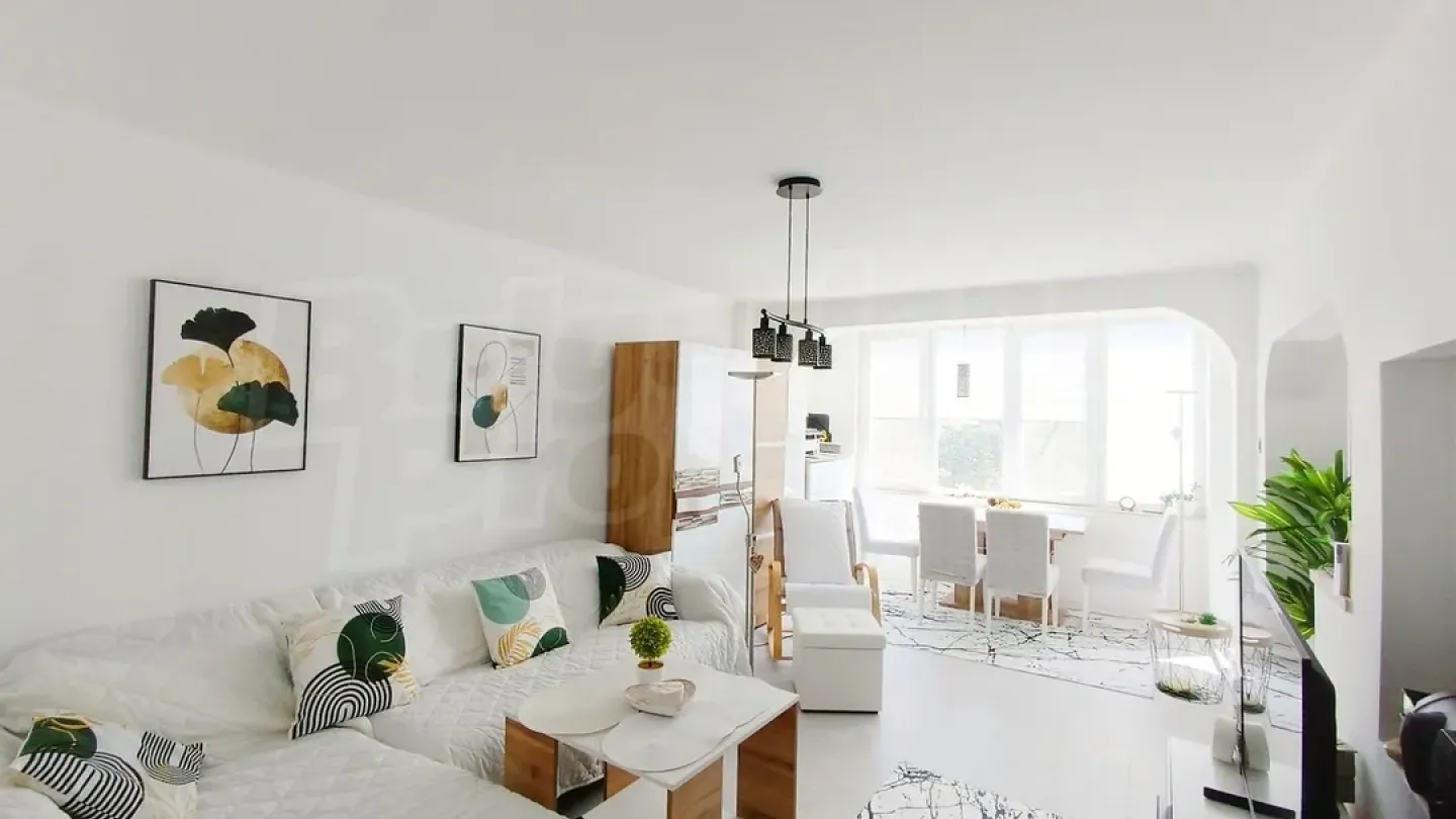 Spacious, Renovated Varna Apartment with Stunning Sea Views - Image 4