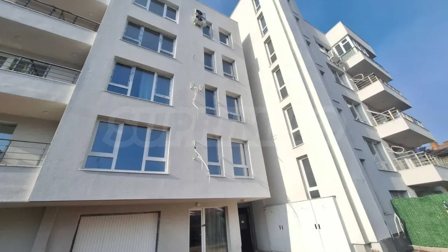 Spacious Apartment with Garden in Sofia's Obelya Area - Image 1