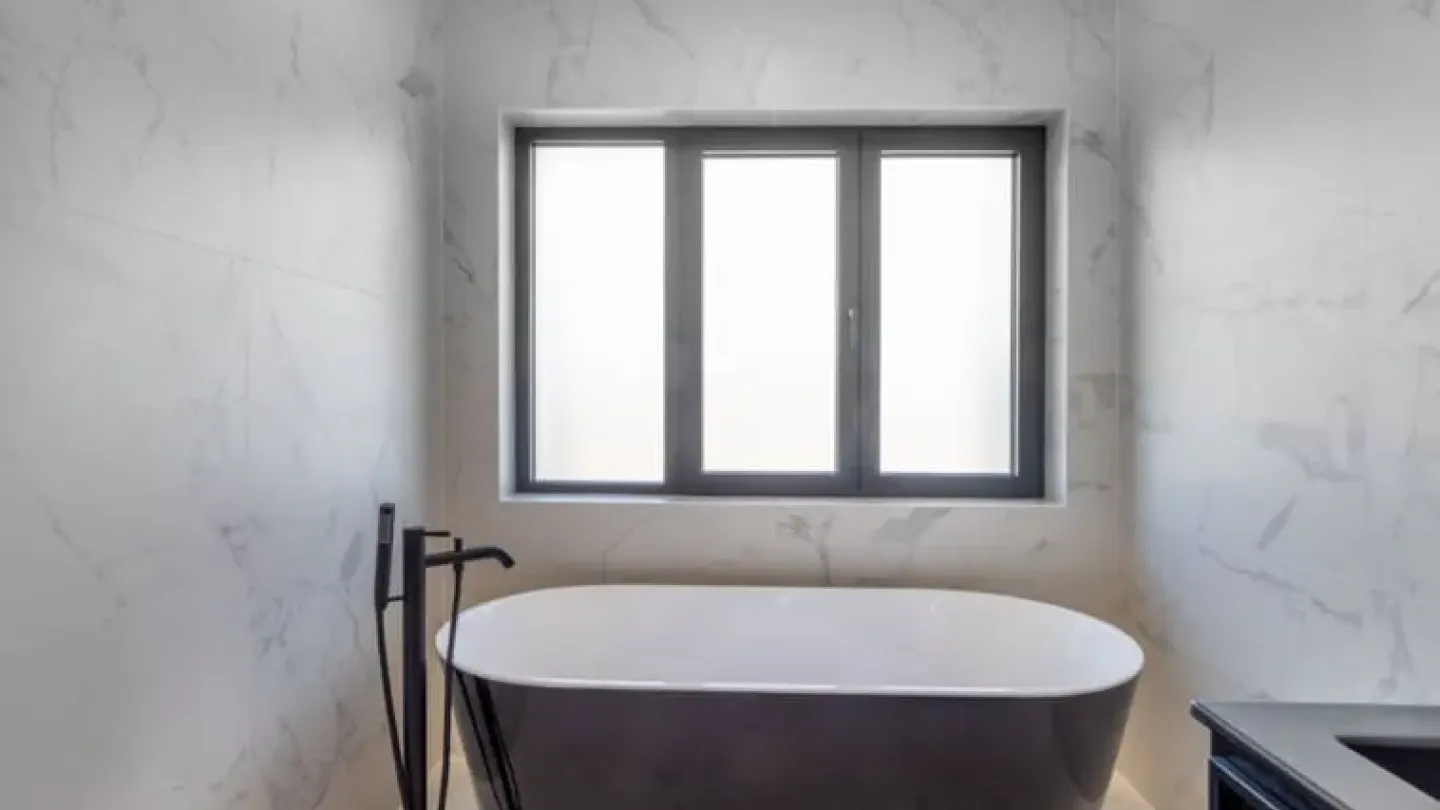 Exceptional Brussels Penthouse with Terrace & Modern Amenities - Image 4