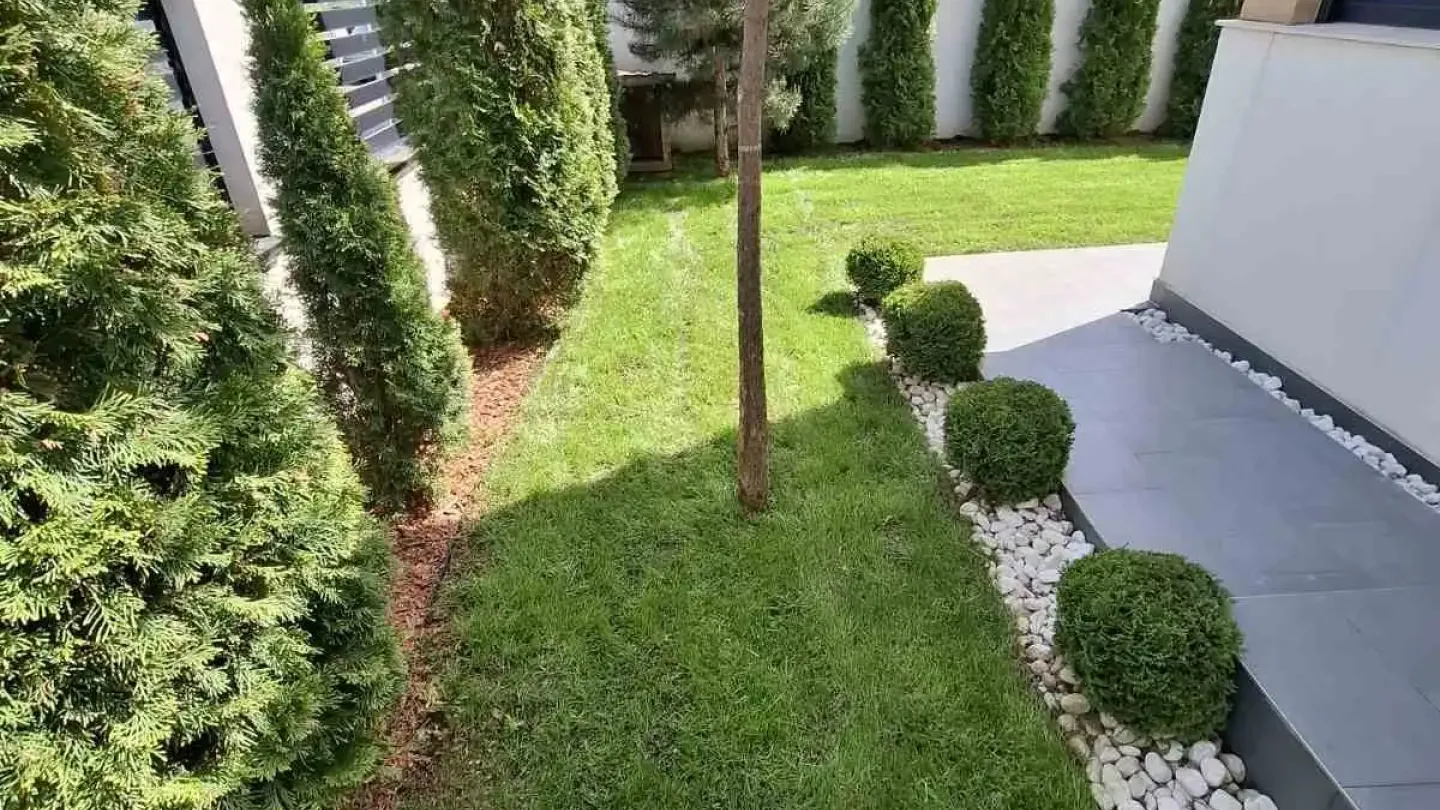 Spacious 4-Bedroom House with Garden and Garage in Novi Beograd - Image 1