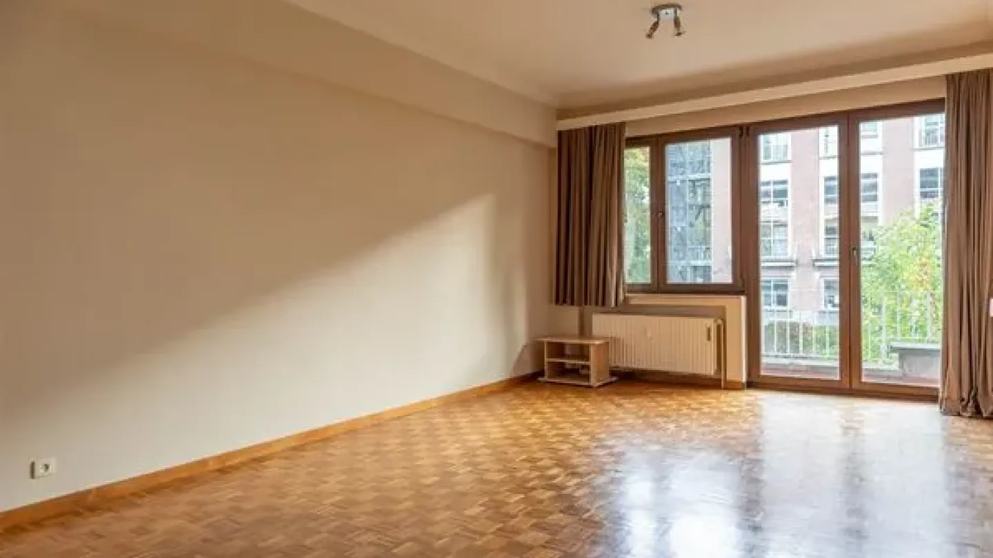 Spacious One-Bedroom Apartment with Terraces and Garage in Ukkel - Image 2