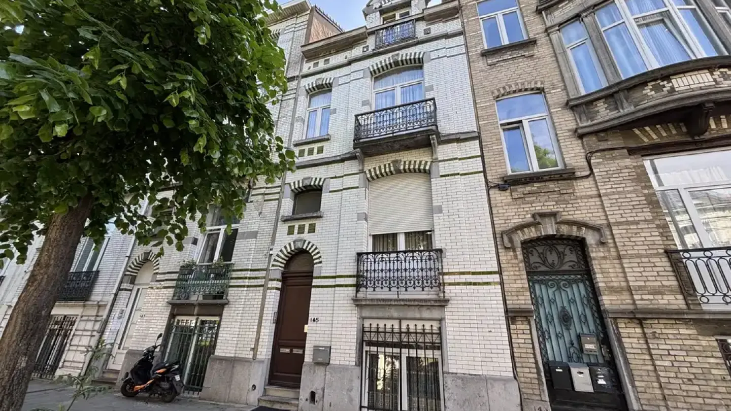 Spacious 4-Bedroom Apartment in Brussels with Historic Charm - Image 2