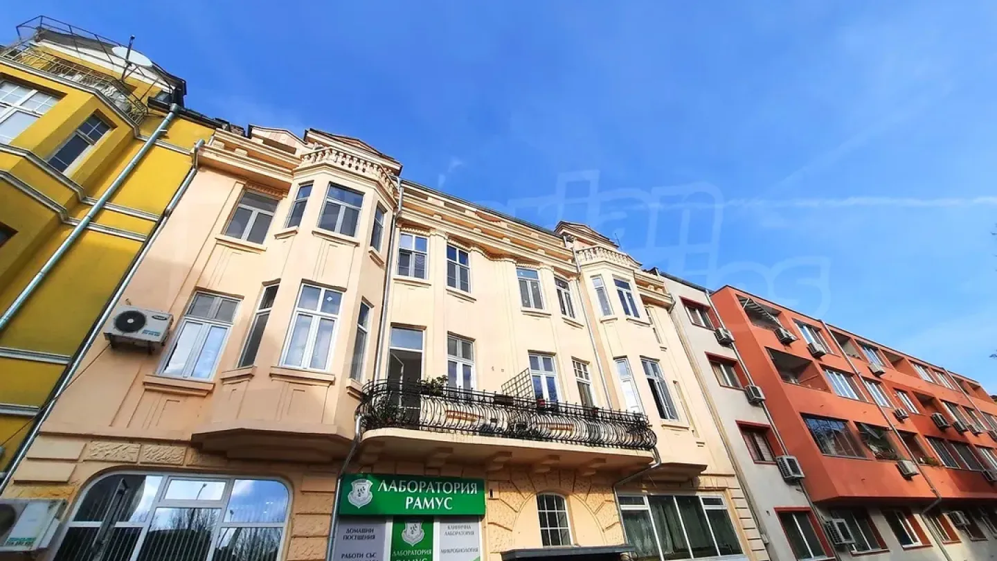 Four-Bedroom Sea View Apartment in Historic Burgas Building - Image 1