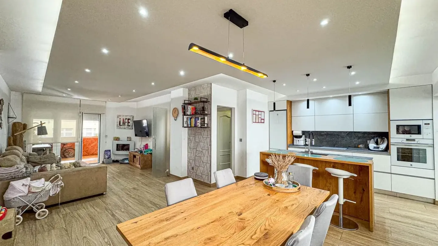 Spacious Triplex Apartment with Garage and Solar Panels in Roquetas de Mar - Image 5