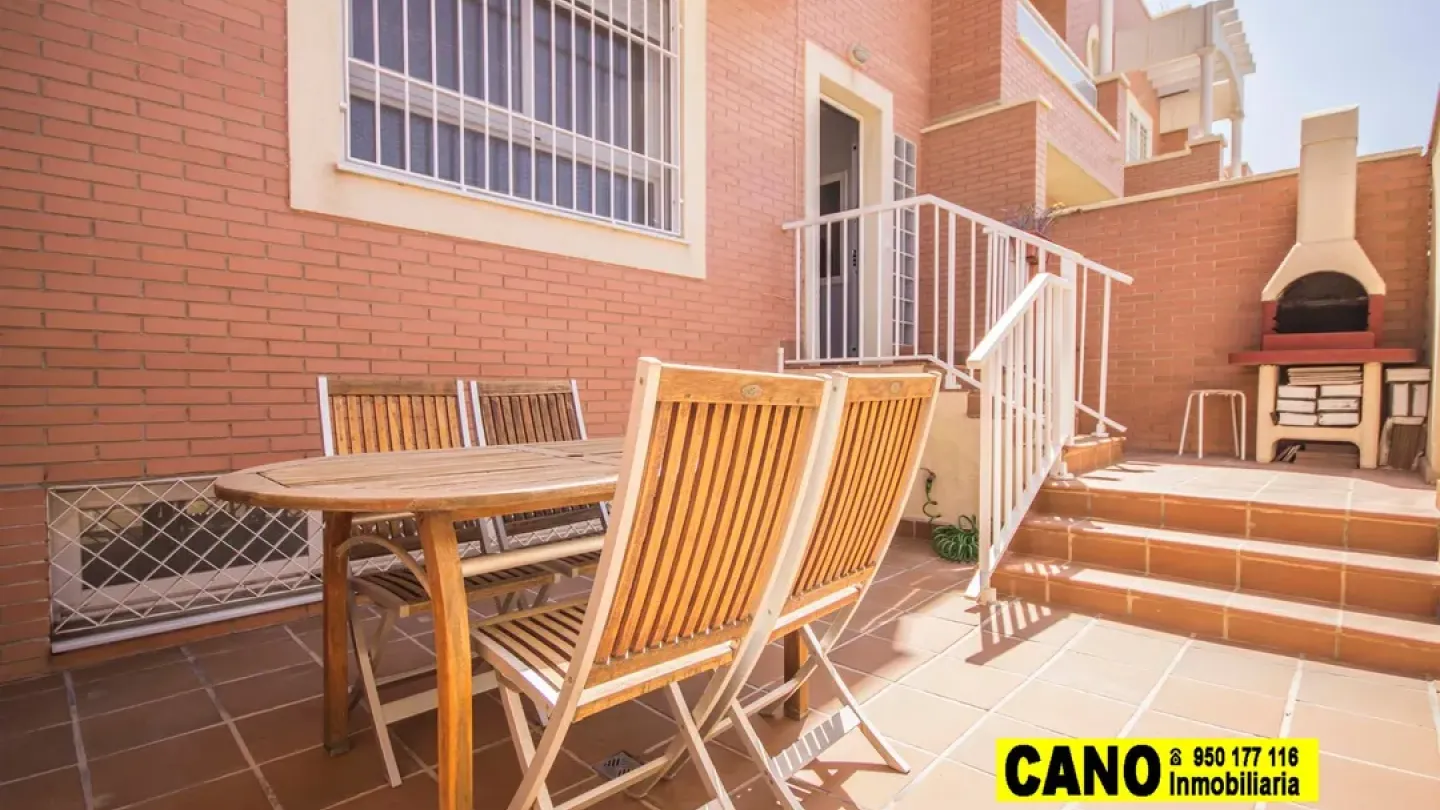 Spacious Triplex in Villablanca, Almería - 5 Bedrooms, 3 Bathrooms - Image 3