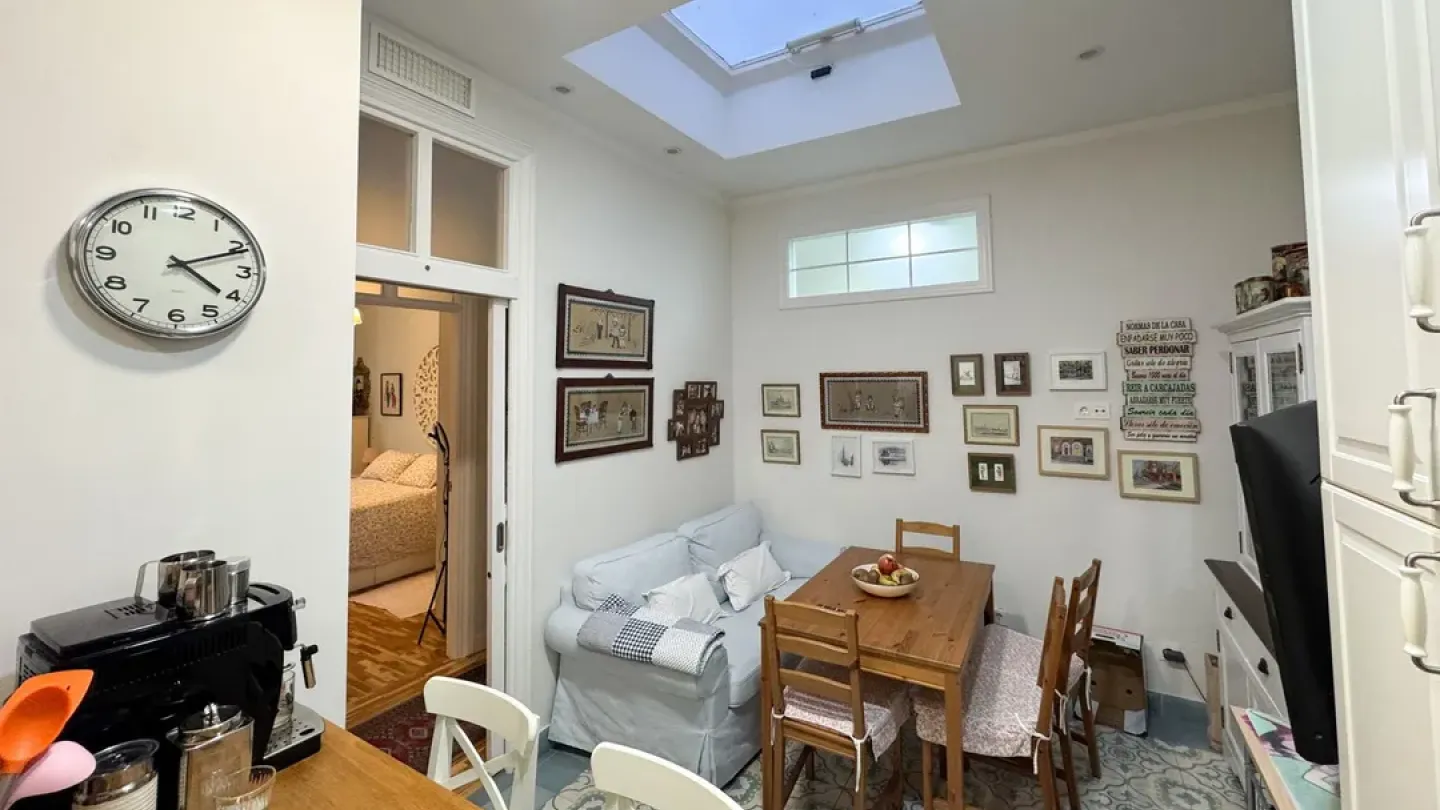 Historic Apartment in Almería - 3 Bedrooms, 2 Bathrooms, Elevator - Image 5