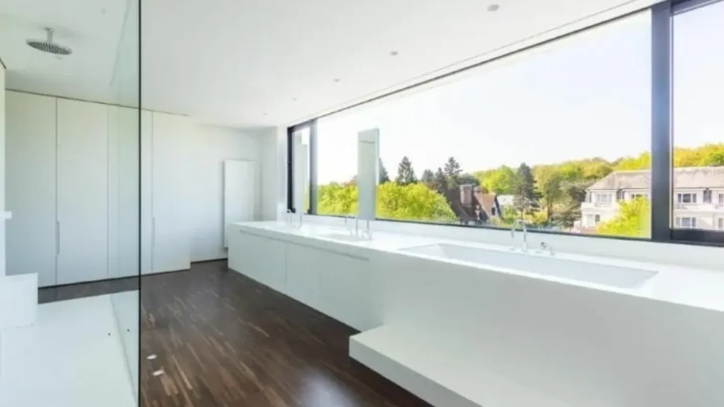 Luxurious Six-Bedroom Mansion with Pool & Elevator in Brussels - Image 1