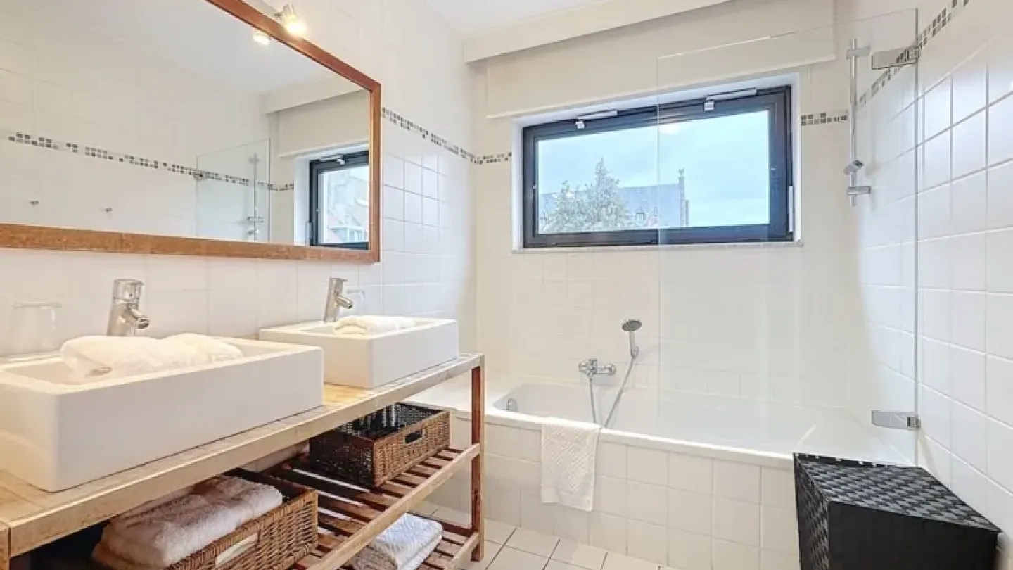 Spacious 3-Bedroom Apartment with Park Views in Brussels - Image 3