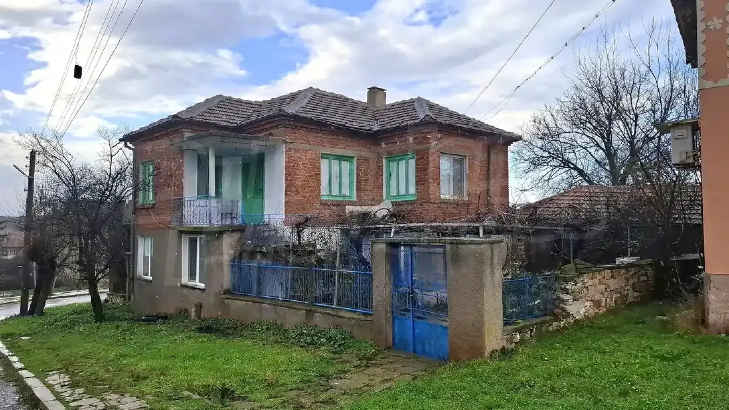 Spacious Two-Story House with Garden in Peaceful Melnitsa Village - Image 1