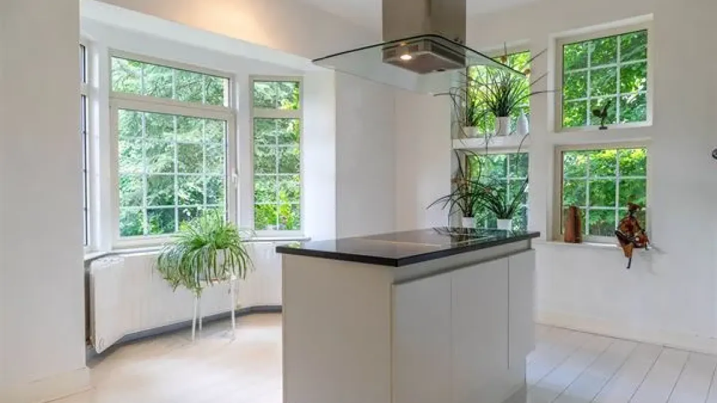 Spacious 6-Bedroom Villa in Ukkel with Garden & Garage - €1,200,000 - Image 4