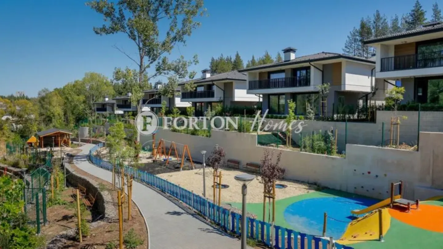Spacious Forest Retreat: Stunning 4-Bedroom House in Sofia's Kambanite Residential Park. - Image 2