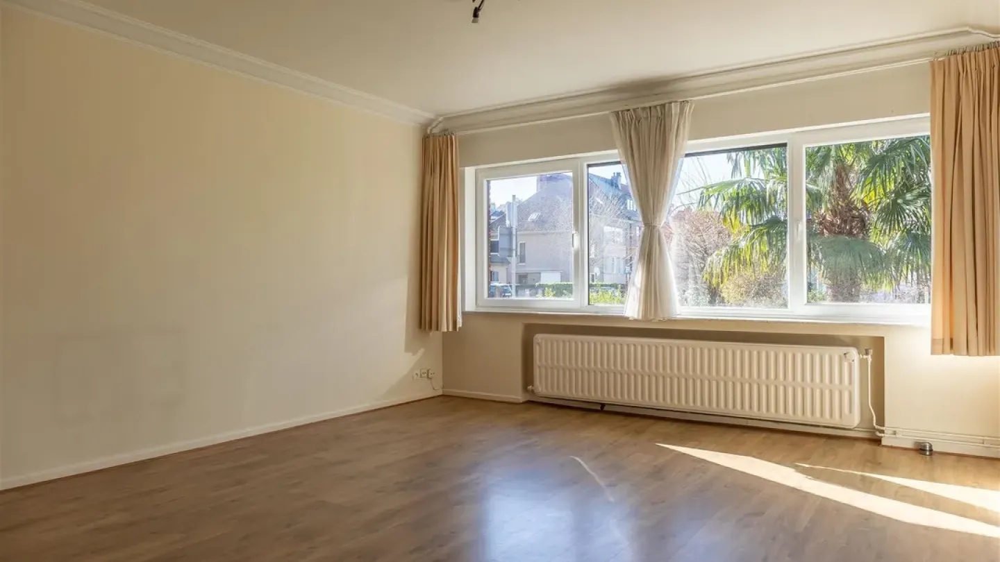 Spacious Apartment with Garage, Quiet Location Near Uccle Amenities - Image 2