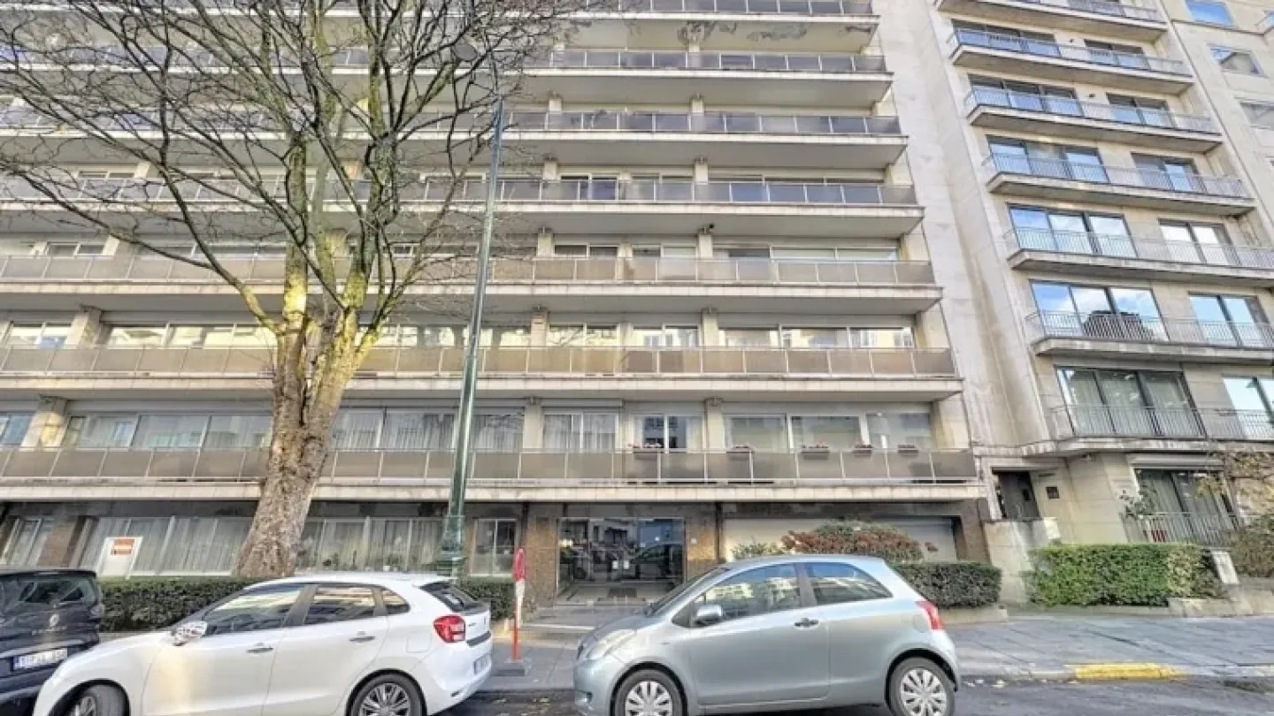 Spacious Apartment with 2 Terraces, Garage & Renovation Potential - Image 5