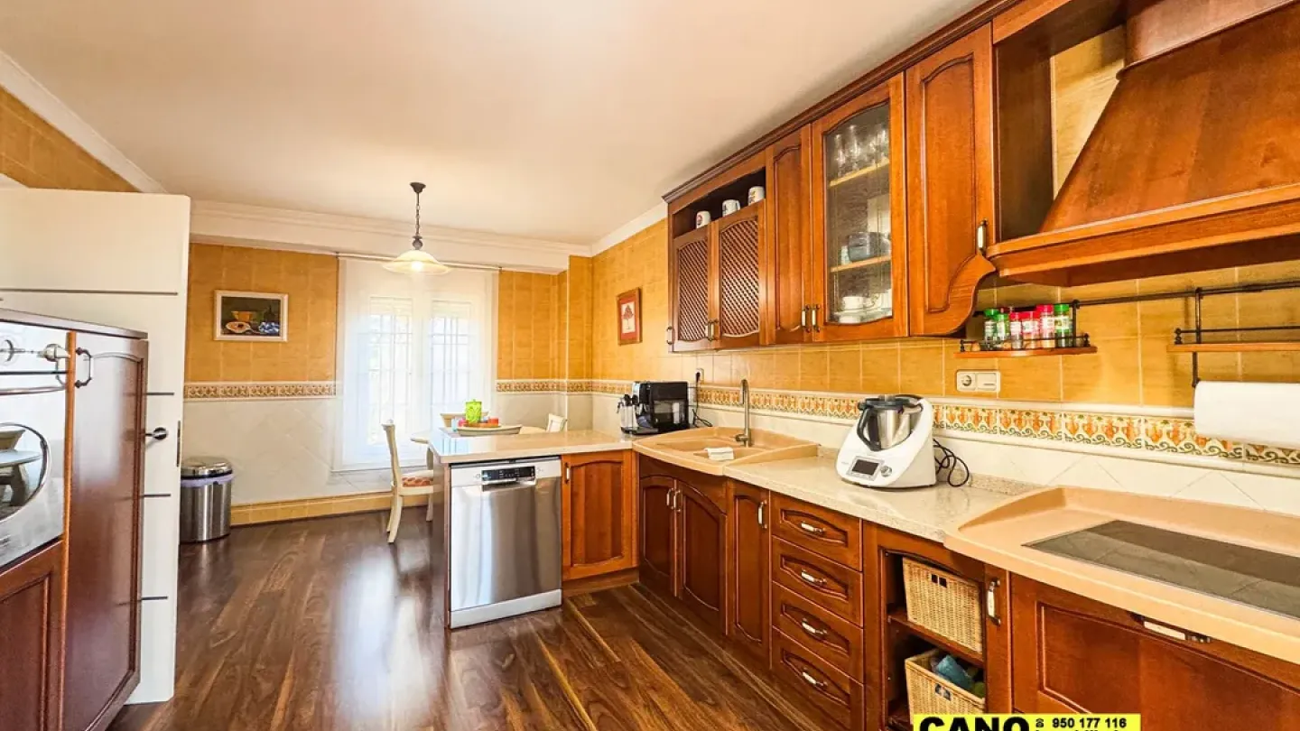 Spacious Chalet with Pool & Golf Views in Envía Golf, Spain - Image 1