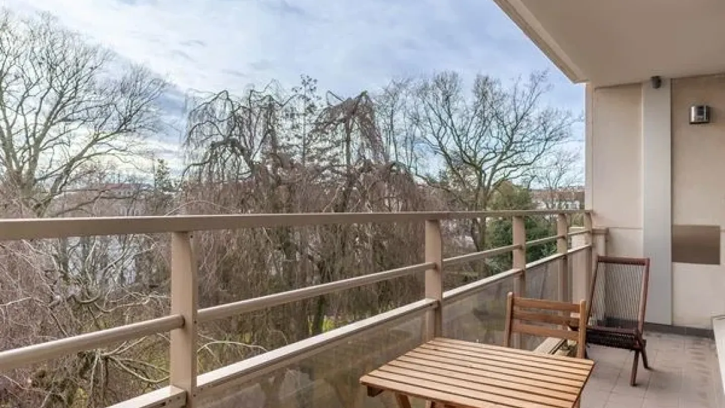 Spacious 2-Bed Apartment with Terrace in Private Park, Ukkel - Image 2