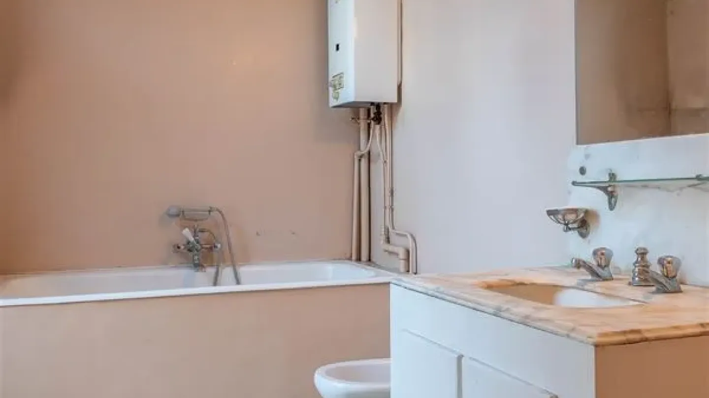 Rare 1909 Brussels Heritage House: Five Bedrooms, Garden & Unique Charm - Image 5