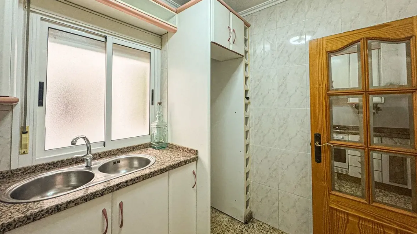 Spacious 4-Bedroom Apartment in Almería with Elevator for Sale - Image 4