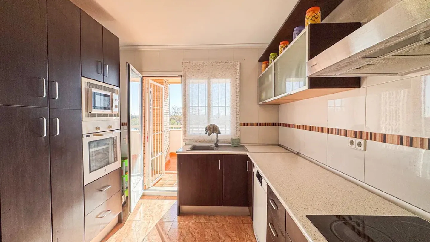 Spacious 3-Bedroom Apartment in Almería with Terrace & Garage - Image 2