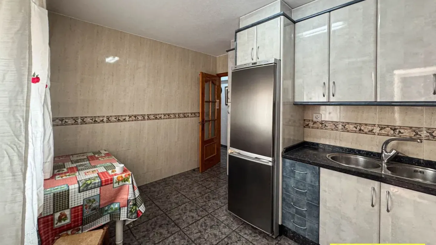 Spacious 3-Bedroom Apartment with Terrace in Viator, Spain - Image 5