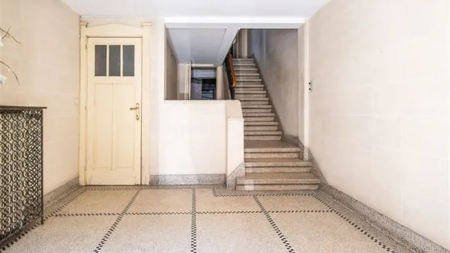 Elegant 1920s Mansion with Six Bedrooms in Etterbeek, Brussels - Image 3