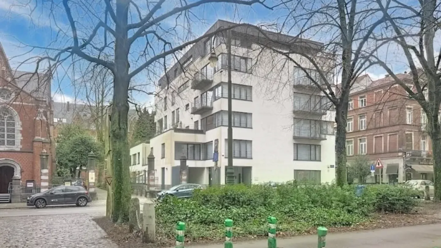 Spacious 3-Bedroom Apartment with Park Views in Brussels - Image 2