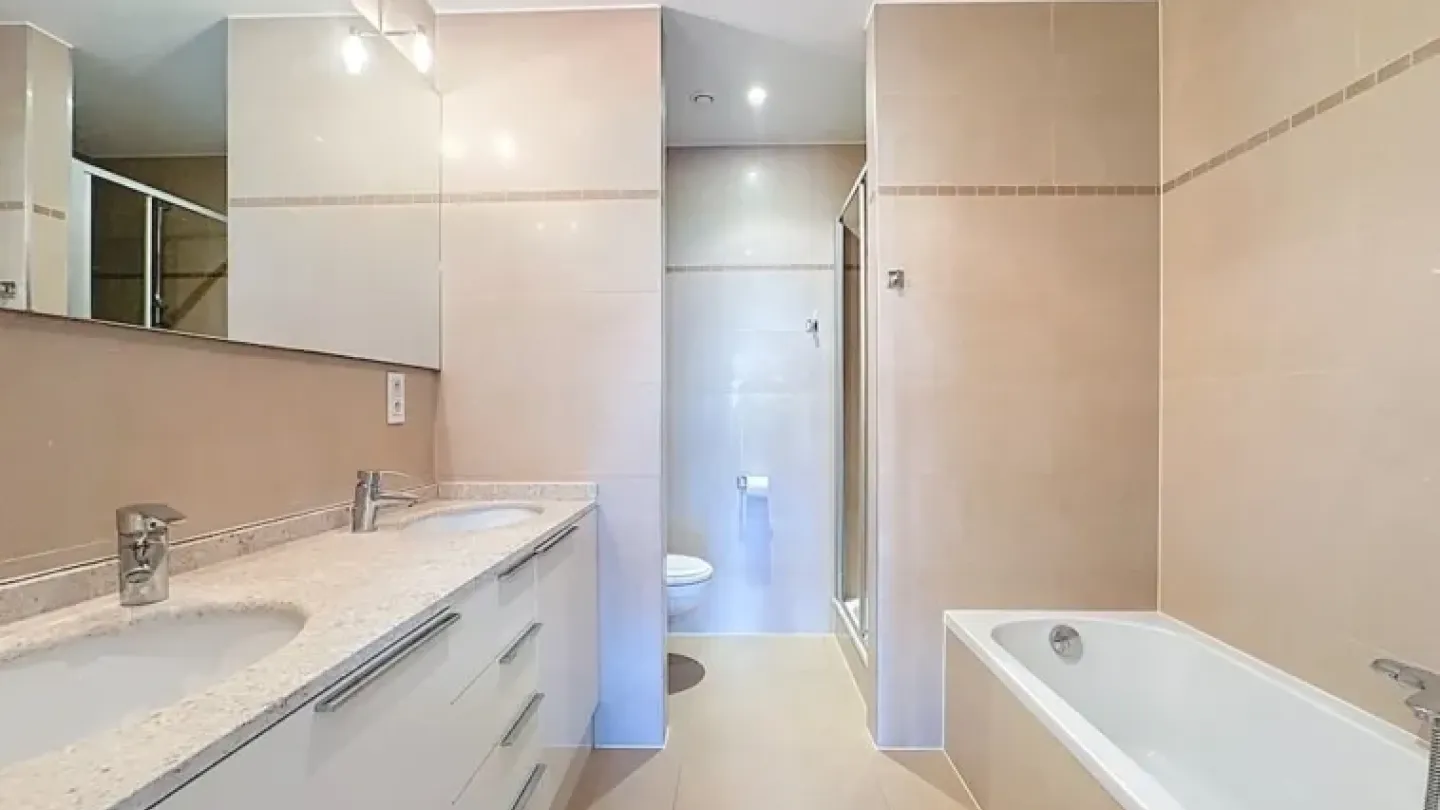 Spacious 4 Bedroom Duplex with Terrace & Parking in Brussels - Image 4