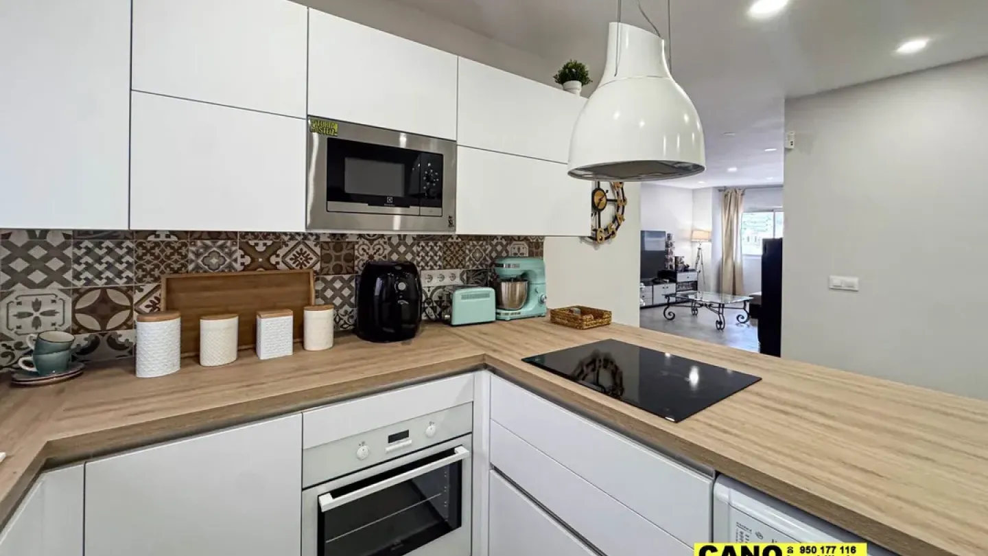 Spacious, Renovated Apartment with Stunning Sea Views in Almería - Image 5