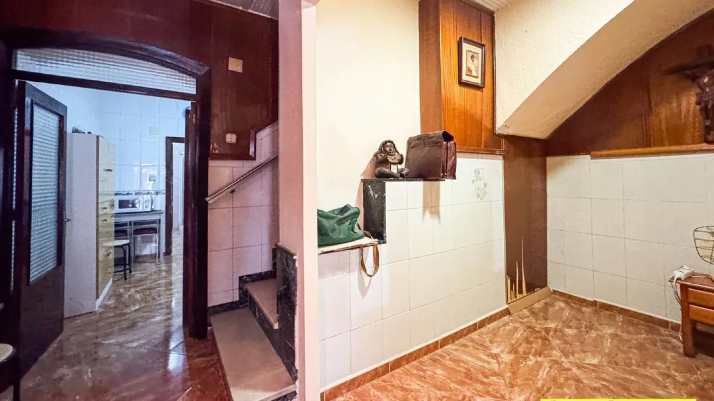 Spacious 3-Bedroom Apartment with Terrace in Growing Almería Area - Image 1