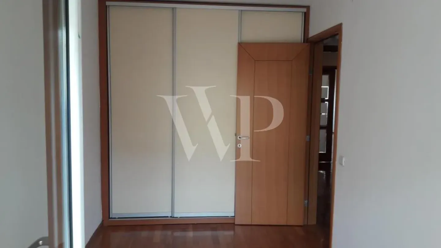 Spacious 3BR Apartment with Garage in Belgrade's Vračar District - Image 1