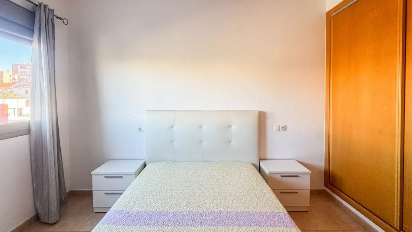 Spacious 2-Bedroom Apartment in Almería with Modern Amenities - Image 1
