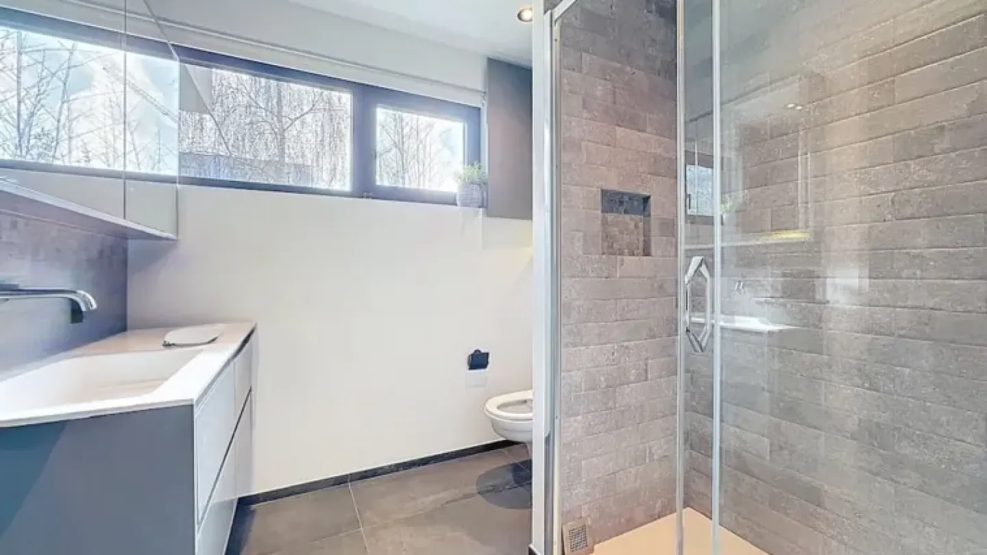 Spacious 4-Bedroom House with Garage in Prime Uccle Location - Image 2