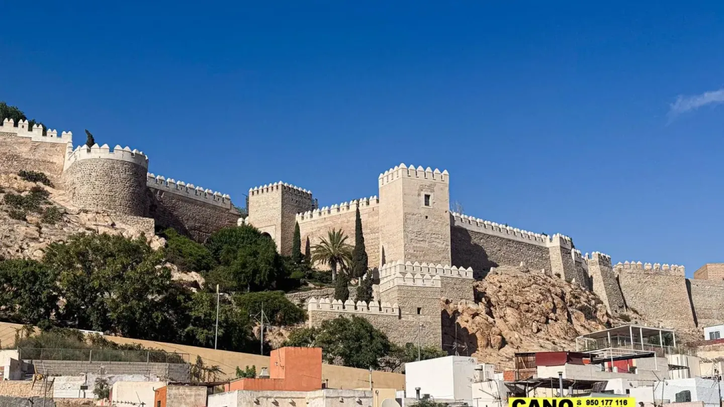 Spacious 4-Bedroom Apartment in Central Almería - Ready to Move In - Image 4