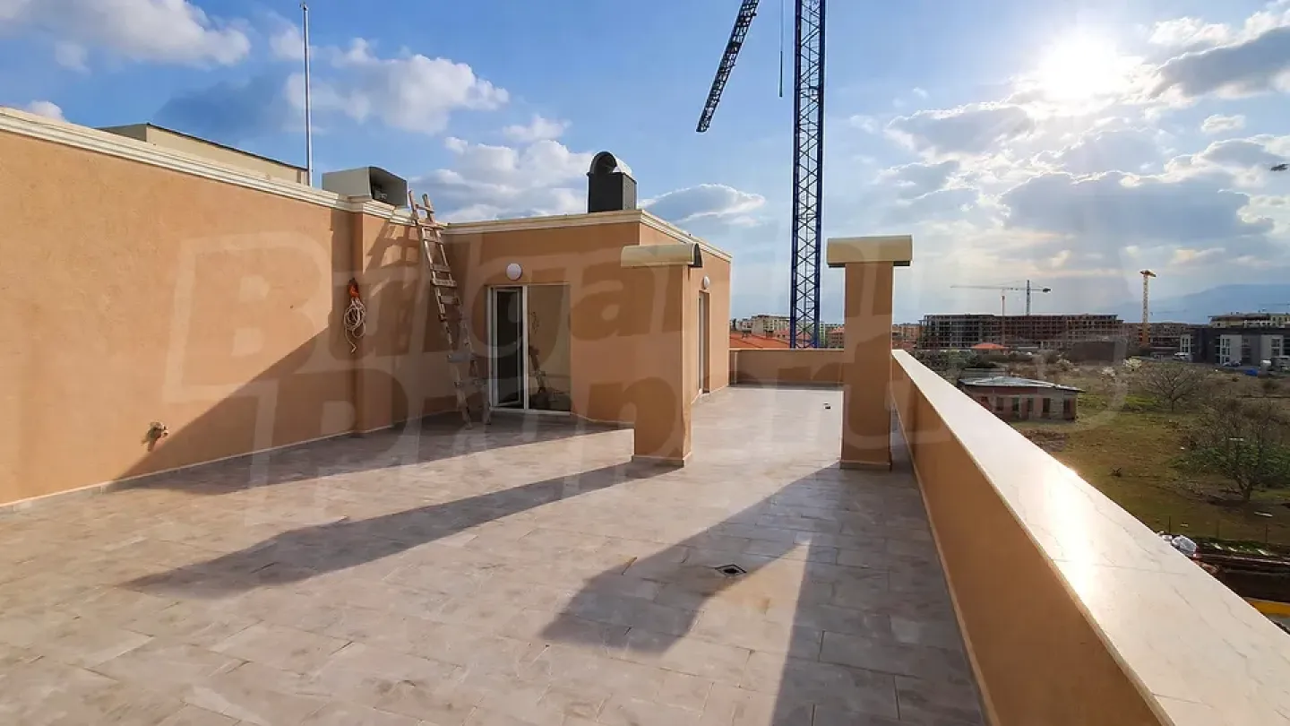 Spacious One-Bedroom Apartment with Rooftop Terrace in Ostromila - Image 1