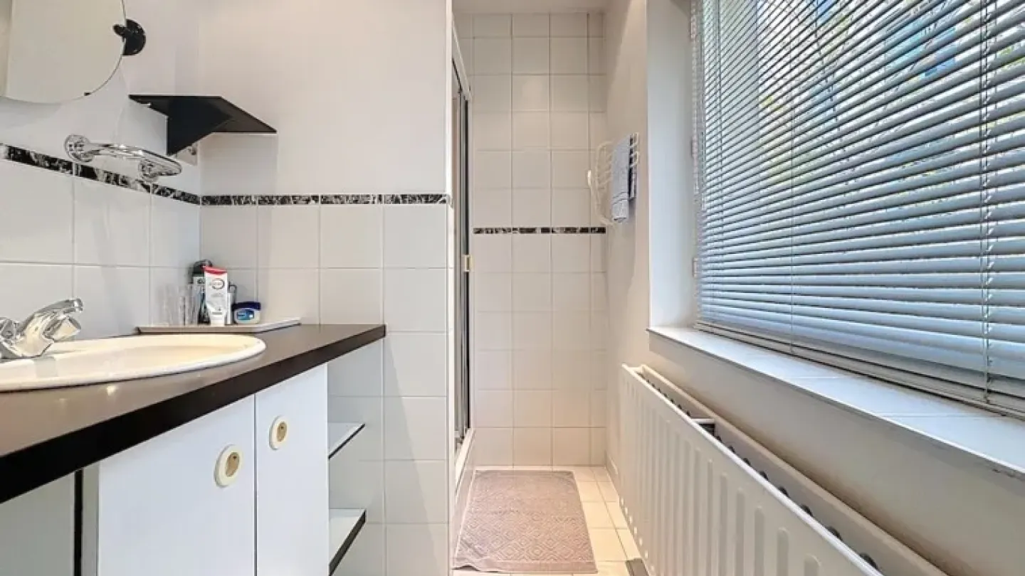 Spacious 3-Bedroom House with Outdoor Space in Brussels' Sablon - Image 5