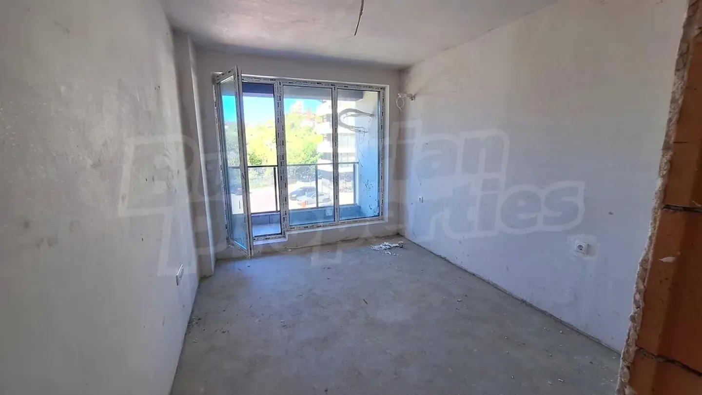 Spacious Two-Bedroom Apartment in New Varna Building - Image 4