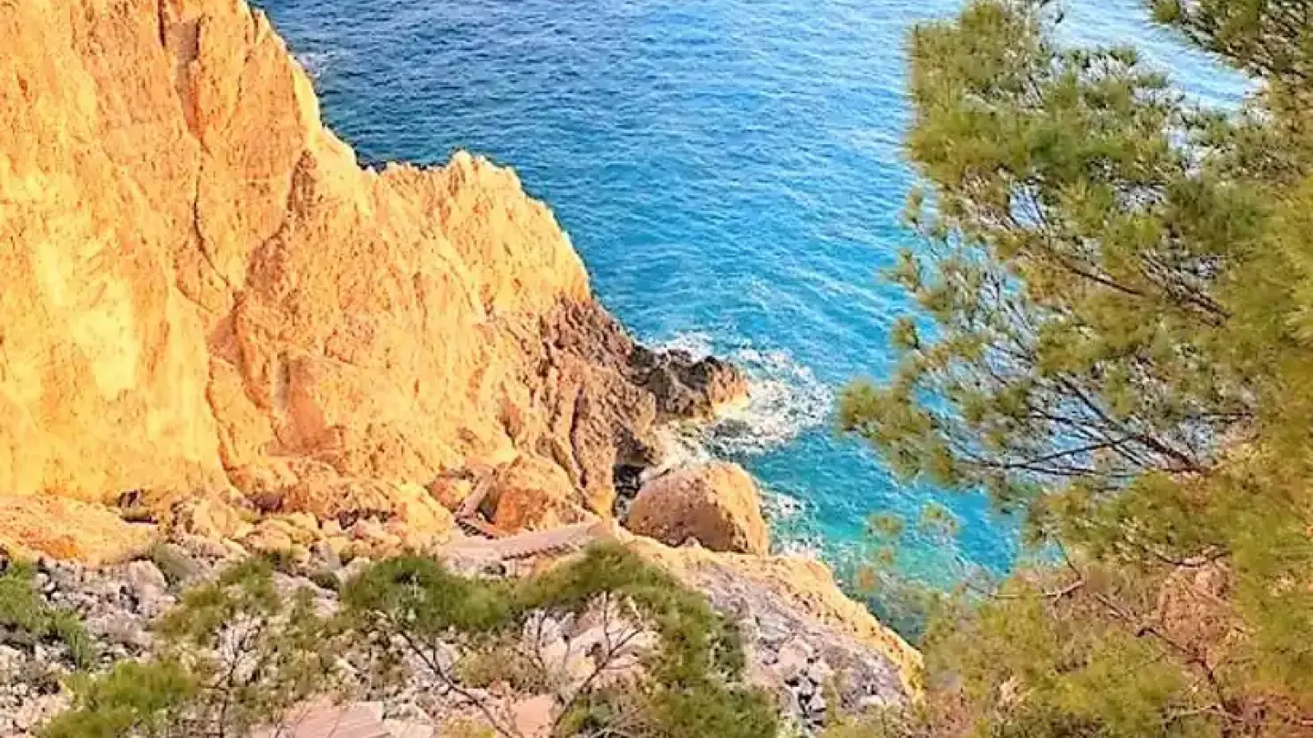 Panoramic Zakinthos Villa: Modern Retreat by the Sea - Image 4