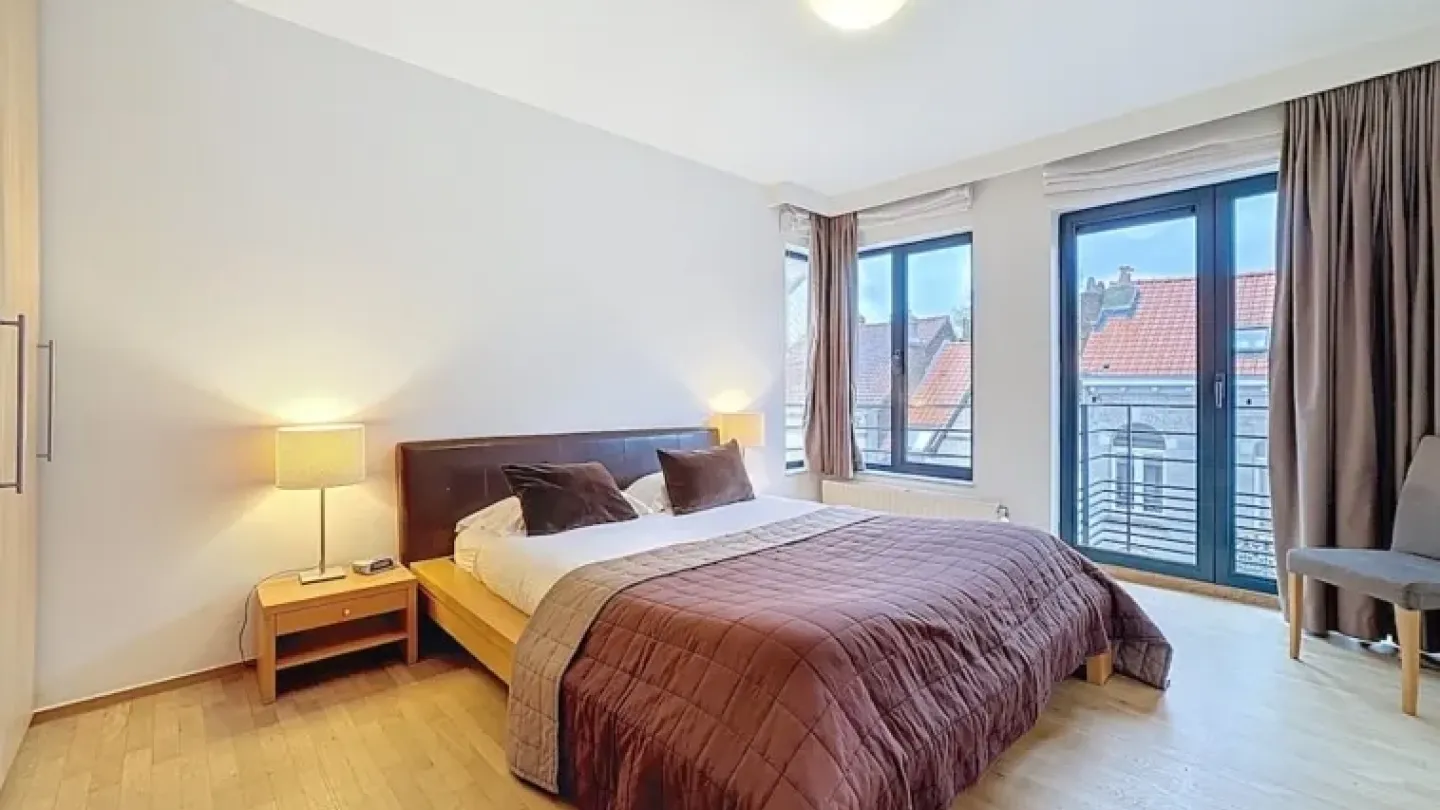 Spacious 3-Bedroom Apartment with Park Views in Brussels - Image 4