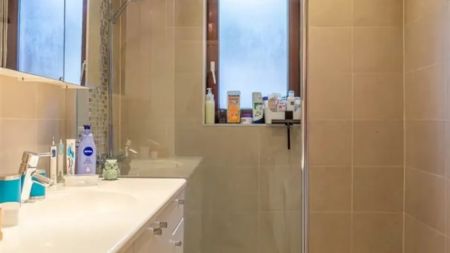 Charming 3-Bedroom Semi-Detached House with Garden & Parking in Anderlecht - Image 2