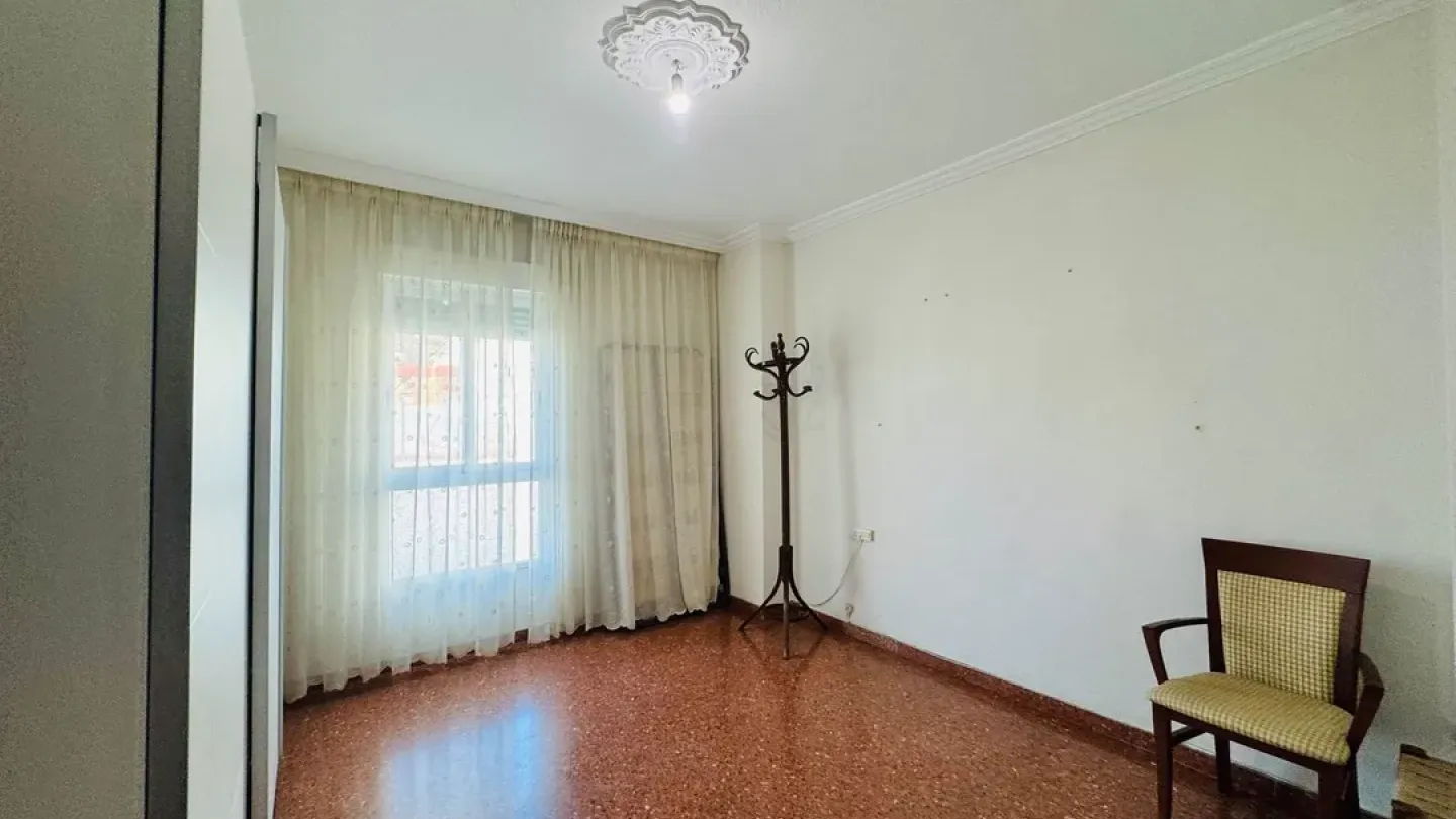 Spacious 4-Bedroom Apartment with Terrace in Almería, Spain - Image 4