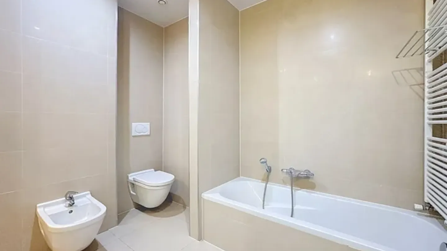 Spacious 4 Bedroom Duplex with Terrace & Parking in Brussels - Image 2