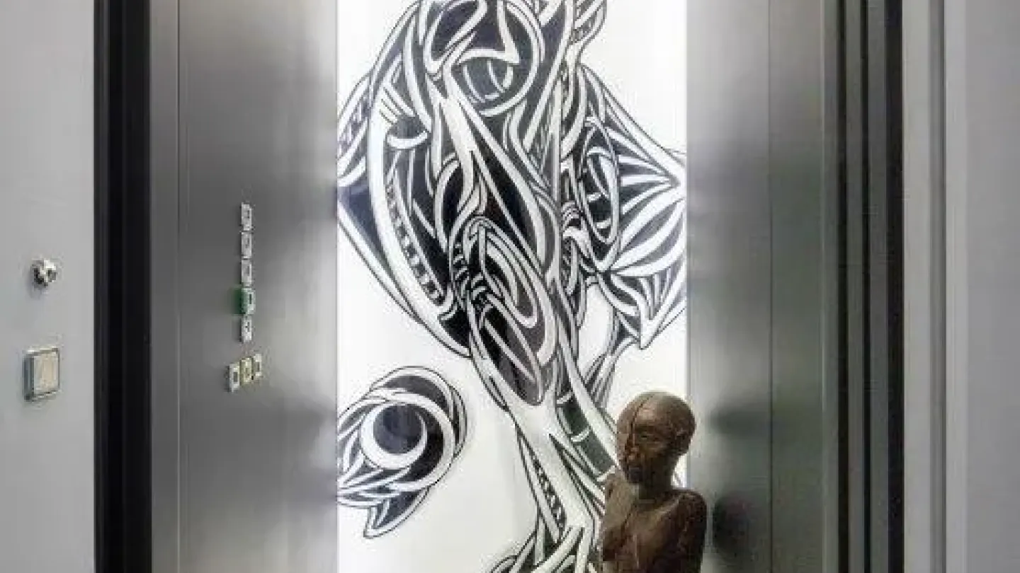 Luxurious Six-Bedroom Mansion with Pool & Elevator in Brussels - Image 2