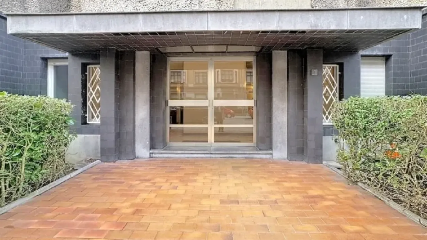 Spacious 2-Bedroom Apartment with Balcony in Brussels – Perfect Location - Image 2