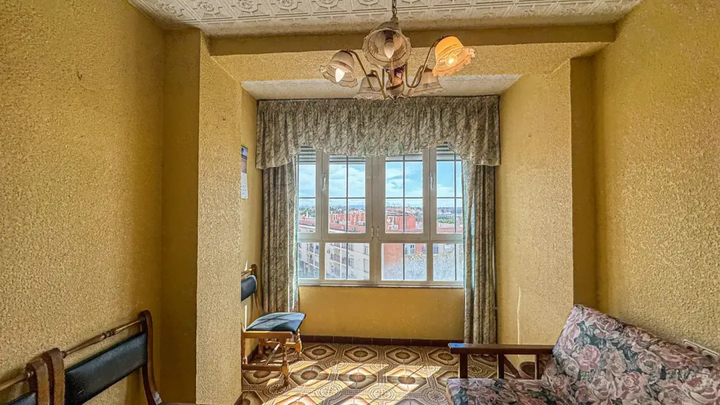 Spacious 4-Bedroom Apartment in Almería with Elevator for Sale - Image 5