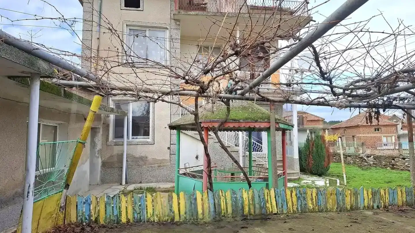 Spacious Two-Story House with Garden in Ustrem Village, Bulgaria - Image 5