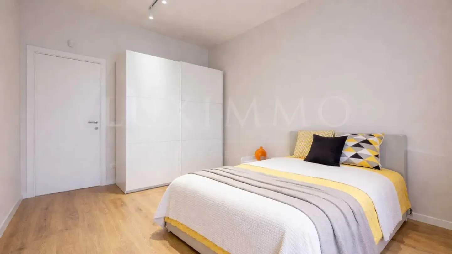 Spacious Designer Apartment with Mountain View & Parking in Sofia - Image 3