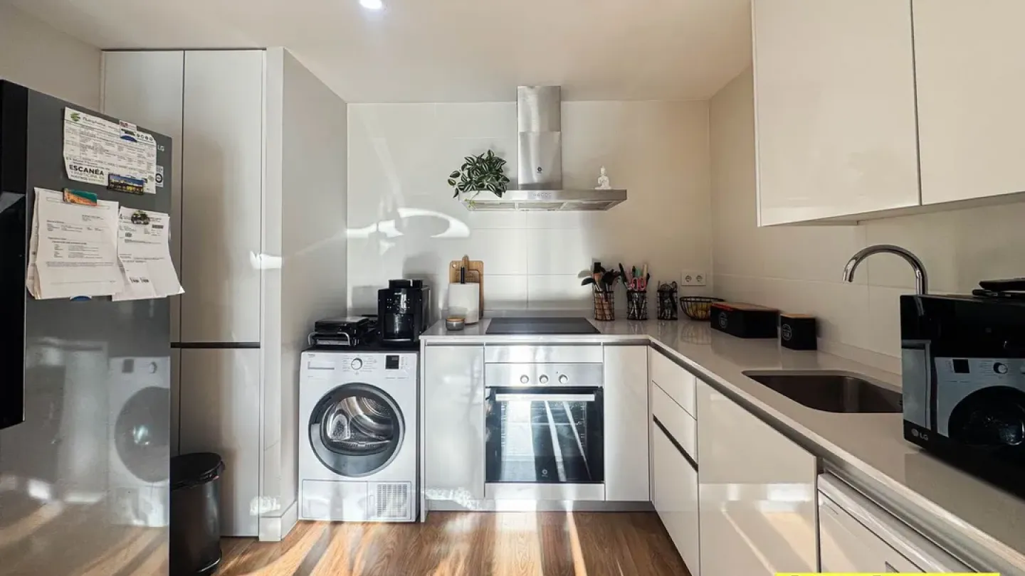 Modern 2-Bedroom Apartment with Terrace in Almería, Spain - Image 5