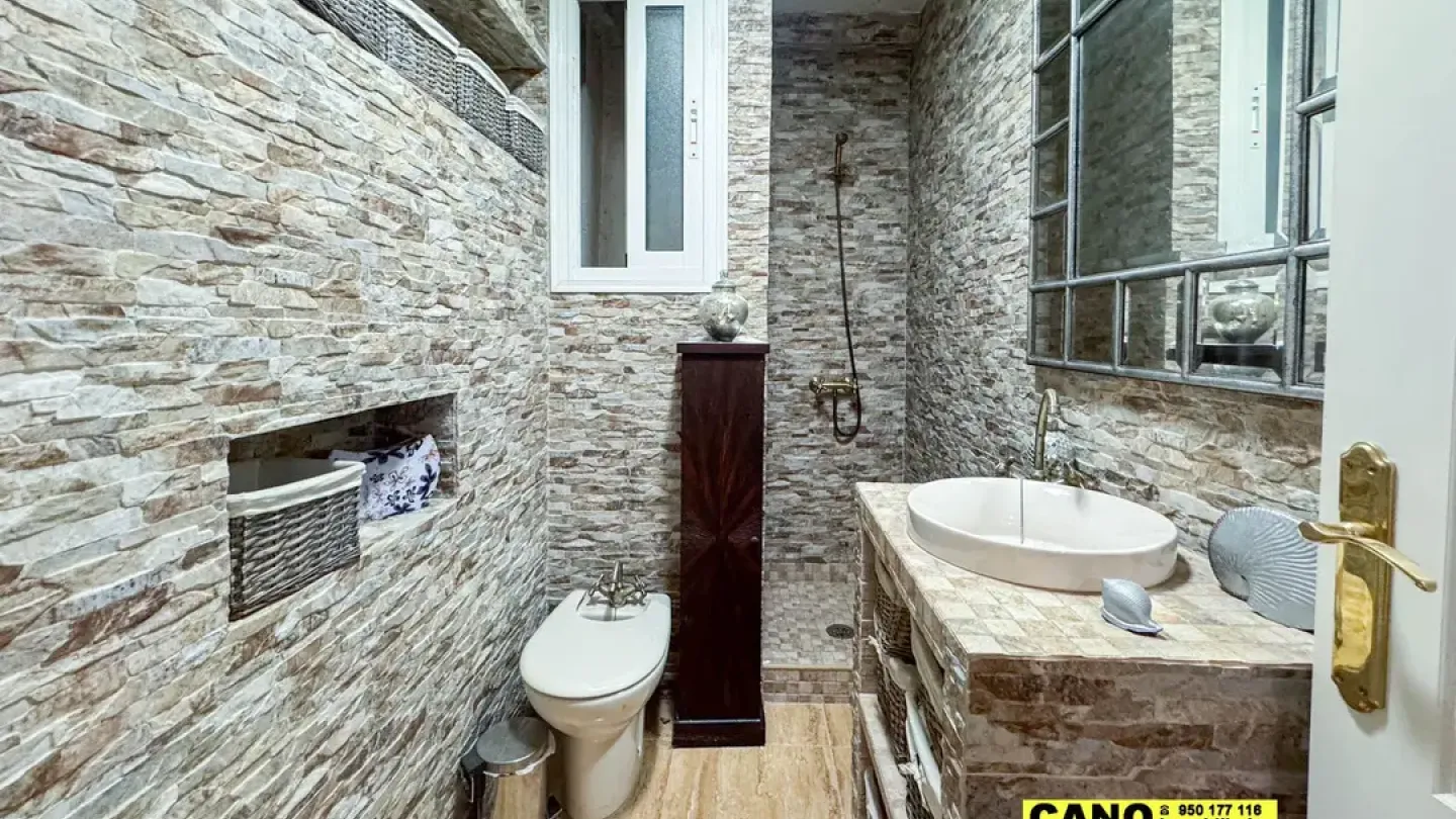 Spacious 2-Bedroom Apartment in the Heart of Almería, Spain - Image 5