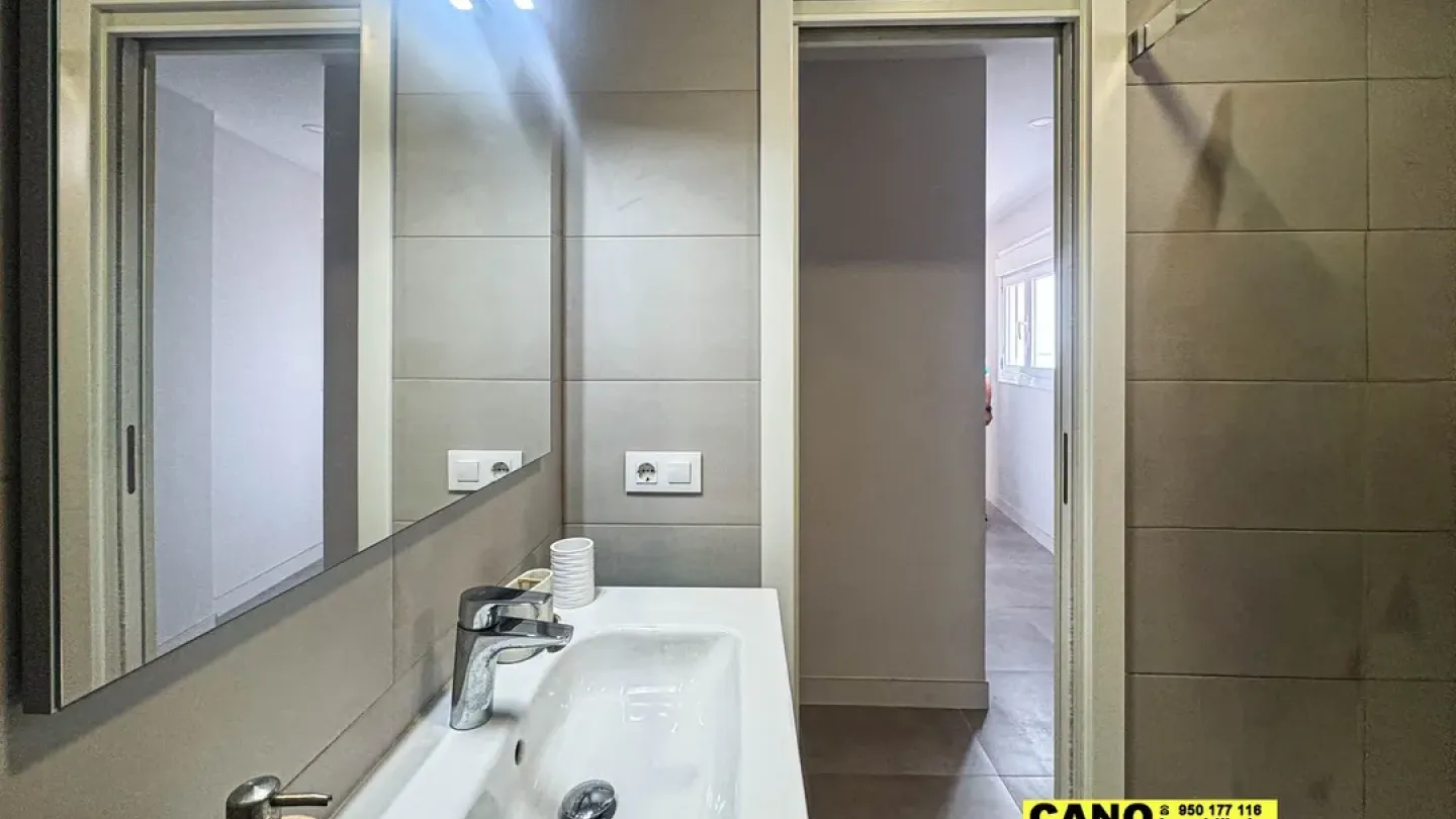 Spacious, Renovated Apartment with Stunning Sea Views in Almería - Image 2