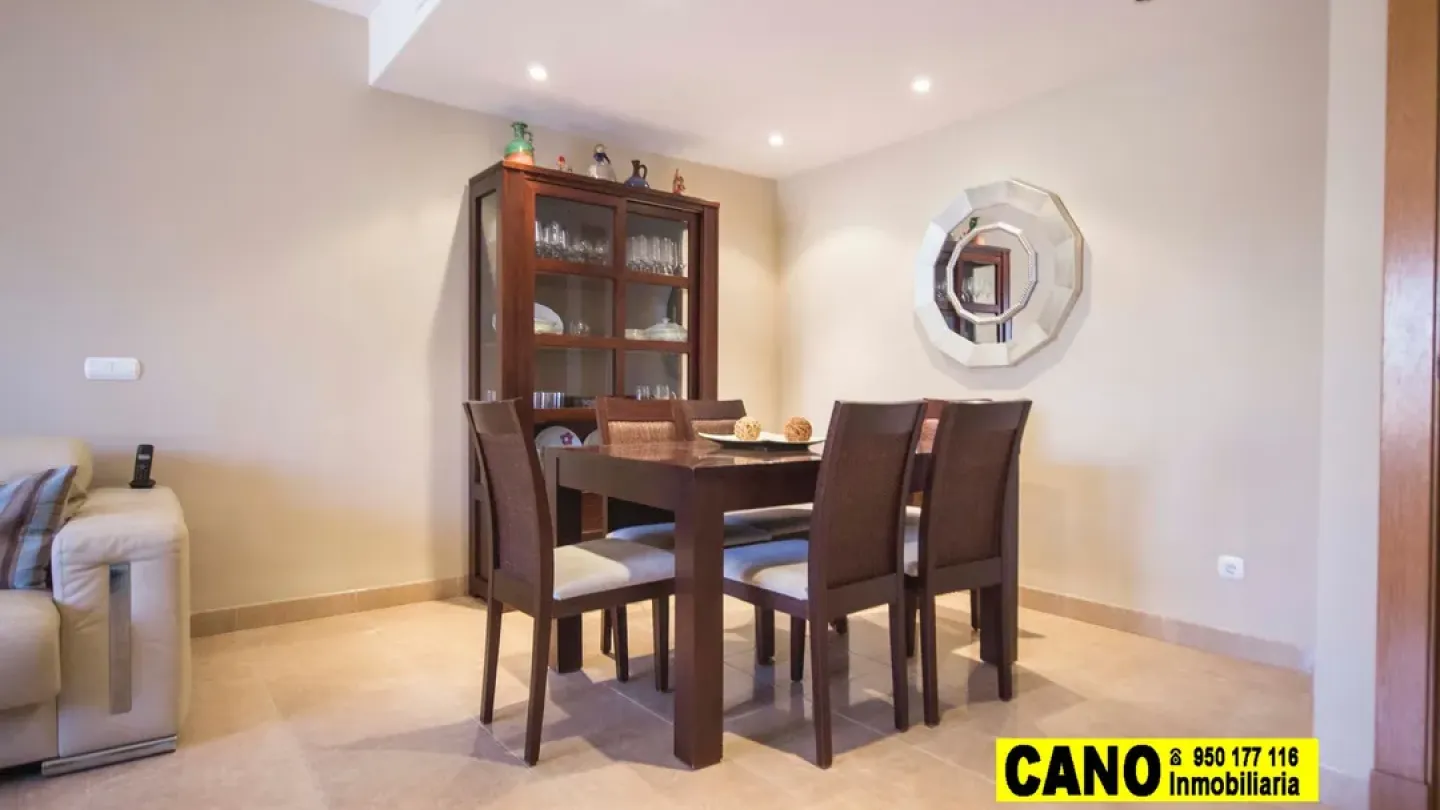 Spacious Triplex in Villablanca, Almería - 5 Bedrooms, 3 Bathrooms - Image 2